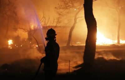 Гръцките пожарникари се борят с горски пожар бушуващ в една