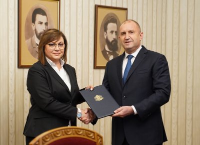 Президентът връчи третия мандат на "БСП за България". Нинова: Ще опитаме всичко