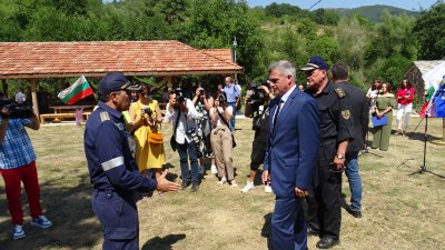 Премиерът се срещна с огнеборци, гасили пожарите в Благоевградско и РС Македония