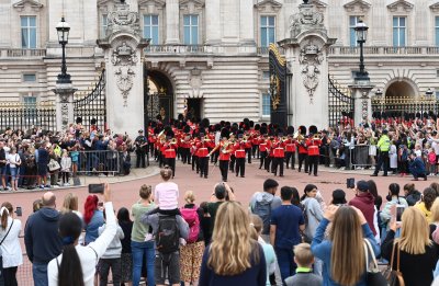 Популярната церемония по смяната на стражата в Бъкингамския дворец в