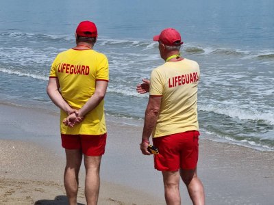Спасиха трима души от удавяне на плаж Корал
