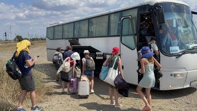 Бързият влак Бургас София блъсна камион на жп релсите малко след
