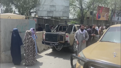 В Кабул продължава евакуацията на чужди граждани и афганистанци Великобритания