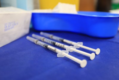 Германия започва да поставя трета доза ваксина на хората над