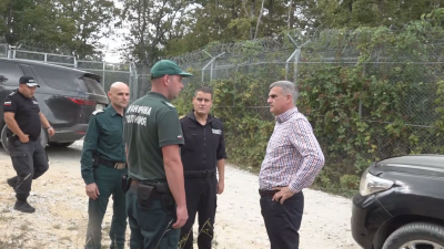 Стефан Янев на проверка по границата: 90 км от оградата с Турция трябва да се обновят
