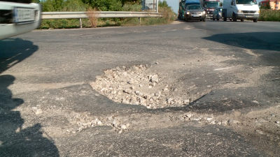 Огромна дупка на пловдивска улица глътна 500 лева за ремонт