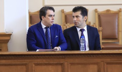 Двама от служебните министри икономическият Кирил Петков и финансовият Асен