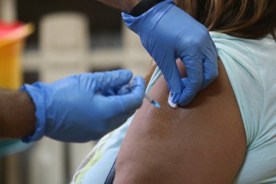 Лекари: Противогрипната ваксина да се поставя поне две седмици след тази за COVID-19