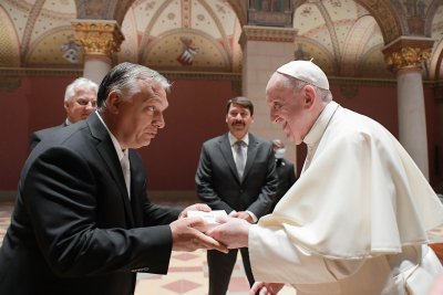 Папа Франциск пристигна в Унгария на необичайно кратко посещение