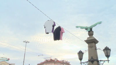 Кабел за улично осветление на Орлов мост се превърна в простор за дрехи