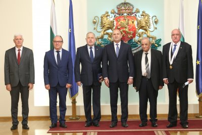 Президентът Радев връчи държавни отличия на изтъкнати българи (Снимки)