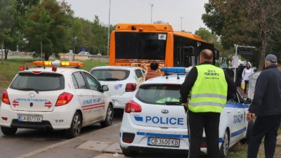 Автобус на градския транспорт пламна в движение и помете три коли в София (СНИМКИ)
