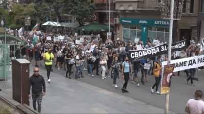Собственици на заведения протестират срещу новите COVID мерки в няколко града в страната