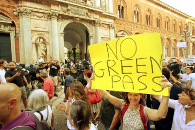 Антиваксъри призовават за въоръжени нападения в Италия