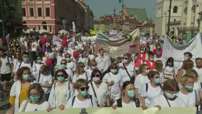 Хиляди полски здравни работници демонстрираха днес във Варшава с искане