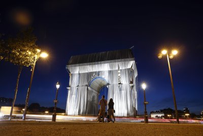 Париж днес се събуди различен Емблематичната Триумфална арка вече е