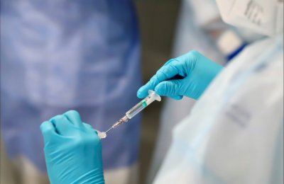 Лекарите в Словакия започват от днес да ваксинират с третата