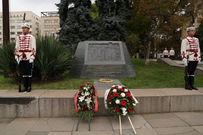 На празника: Венци пред Паметника на независимостта в София (Снимки)