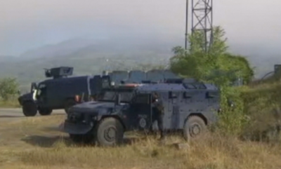 Танкове от двете страни на границата между Сърбия и Косово