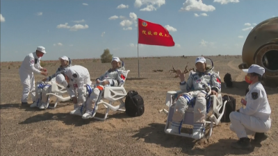 Трима китайски астронавти се завърнаха на земята след мисия в