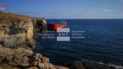 Украински търговски кораб е заседнал в скалите край археологическия резерват
