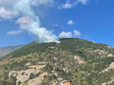 Голям пожар избухна над Водната кула в Карлово