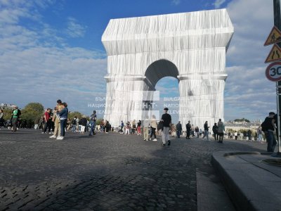 Мечтата на Кристо: Откриха за посетители опакованата Триумфална арка в Париж