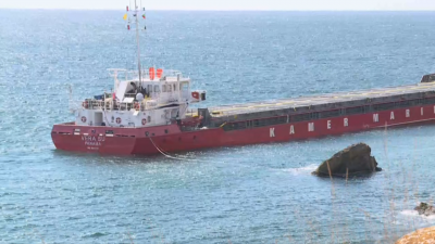 Все още не е започнала операцията по разтоварване на заседналия край Камен бряг кораб