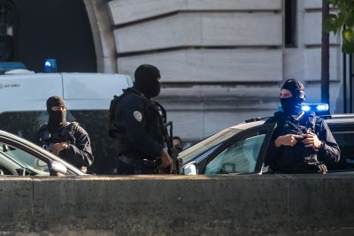 Френските правоохранителни органи задържаха петима членове на неонацистката група по