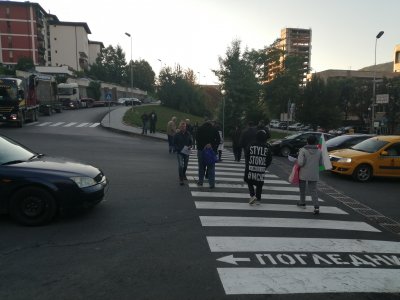 С пресичане на пешеходните пътеки на едно от възловите кръстовища