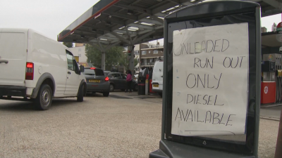 Дълги опашки за гориво във Великобритания, спешно се търсят шофьори на тирове