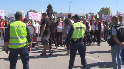 Жители протестираха заради спрян ремонт на пътя Пазарджик - Костенец