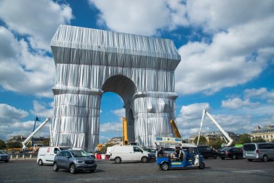 Триумфалната арка в Париж блести в новата си сребриста опаковка