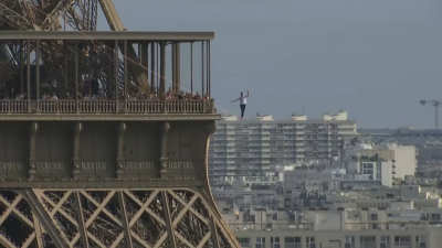 Френският въжеиграч Натан Полен измина 600 метра от Айфеловата кула