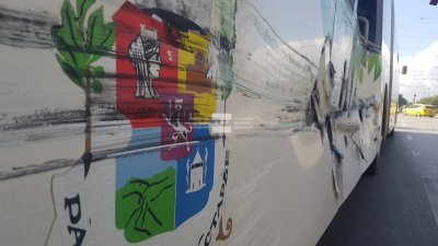 Автобус и трамвай се удариха в София, има пострадали (СНИМКИ)