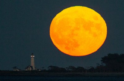 Царевичната луна предизвести есенното равноденствие (Снимки)