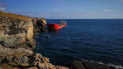 Украински търговски кораб е заседнал в скалите край археологическия резерват
