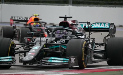 Люис Хамилтън записа победа №100 във Формула 1 след дъждовна драма в Сочи