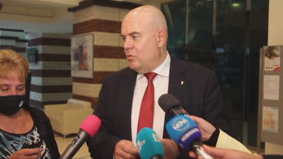 Главният прокурор Иван Гешев заяви че няма преминаване на служители