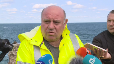 Директорът на "Морска администрация" за заседналия кораб: Не знаех, че ще изтече тор