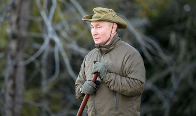 Путин се отдаде на туризъм и риболов в Сибир (Снимки)