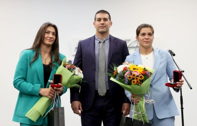 Олимпийските медалистки в борбата и Ивет Горанова подкараха нови коли