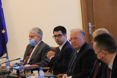 Вицепремиерът Пеканов и двама министри ще участват в срещата на Съвета на ОИСР