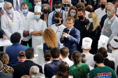 Мъж замери с яйце френския президент Еманюел Макрон докато той