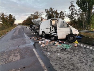 Бус се блъсна в камион на пътя Шумен - Русе, има жертва (СНИМКИ)