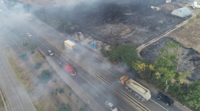 Пожар край летище Стара Загора, огънят обхваща и платното на АМ "Тракия"