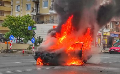 Лек автомобил избухна в пламъци в столичния квартал "Надежда" (СНИМКИ)