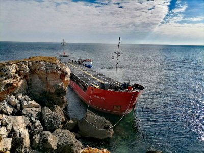 Започна обезопасяването на заседналия край Камен бряг кораб Вера Су Водолазен