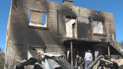 Пожар унищожи две къщи във Велинградското село Биркова и остави