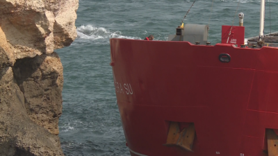 Четиритонни котви ще бъдат закачени за заседналия край Камен бряг кораб